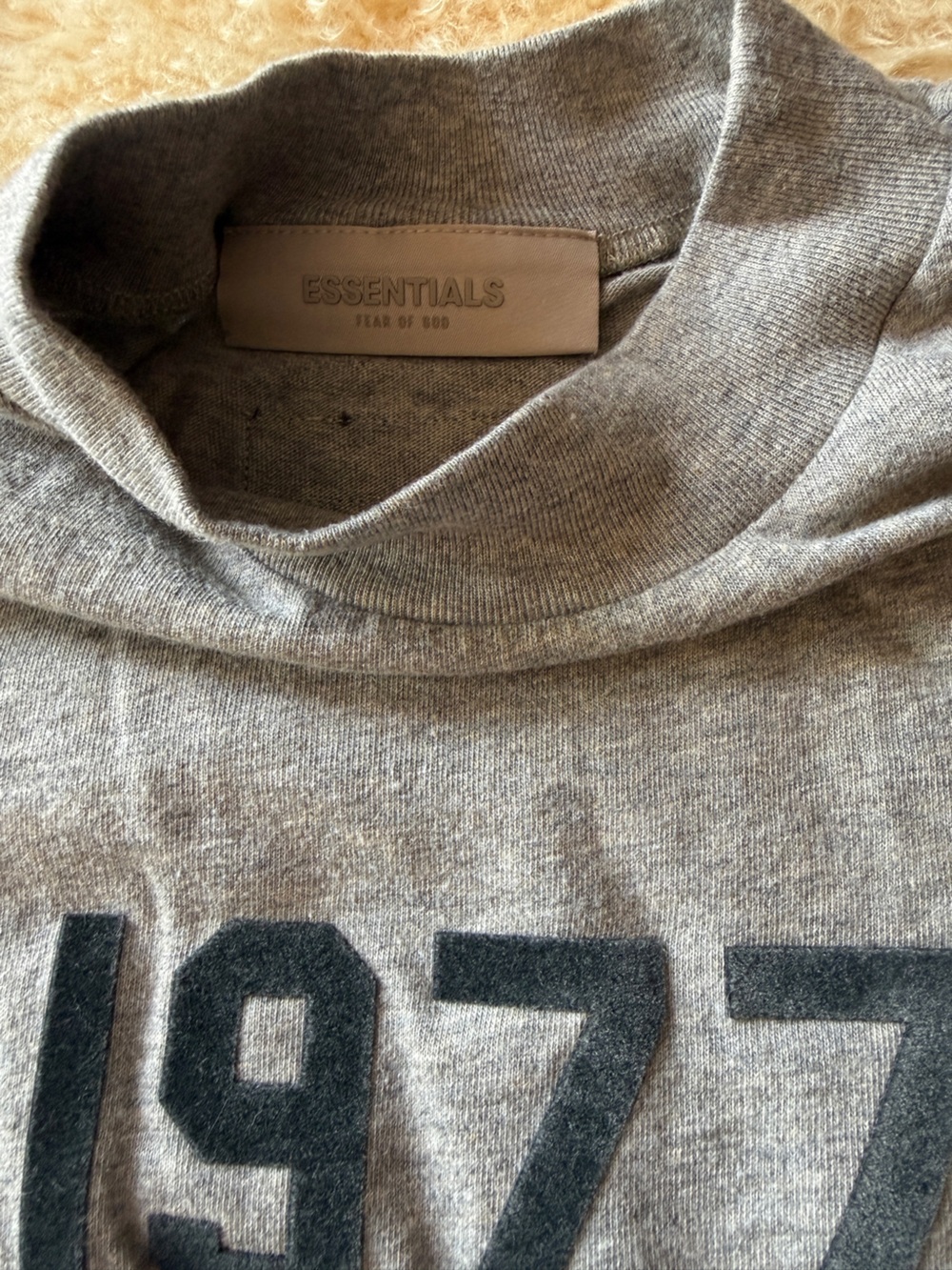 Fear of God Essentials 1977 Gray T-Shirt Oversized Logo Tee Streetwear - Picture 3 of 5